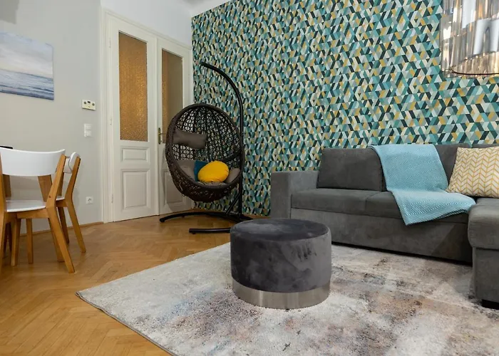 Turquoise Inspired Deluxe Centrally Located Apartment *